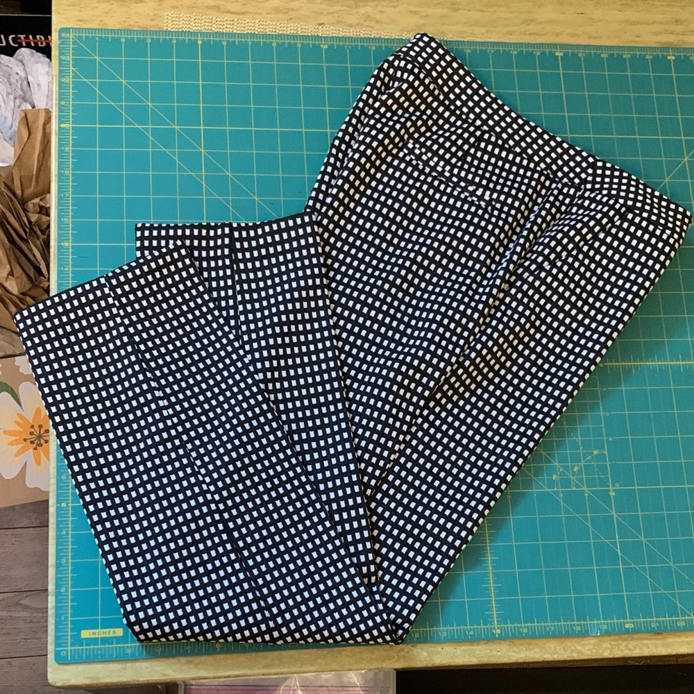 Amanda & Chelsea Black & White Checkered Trousers. Size 8. NWOT